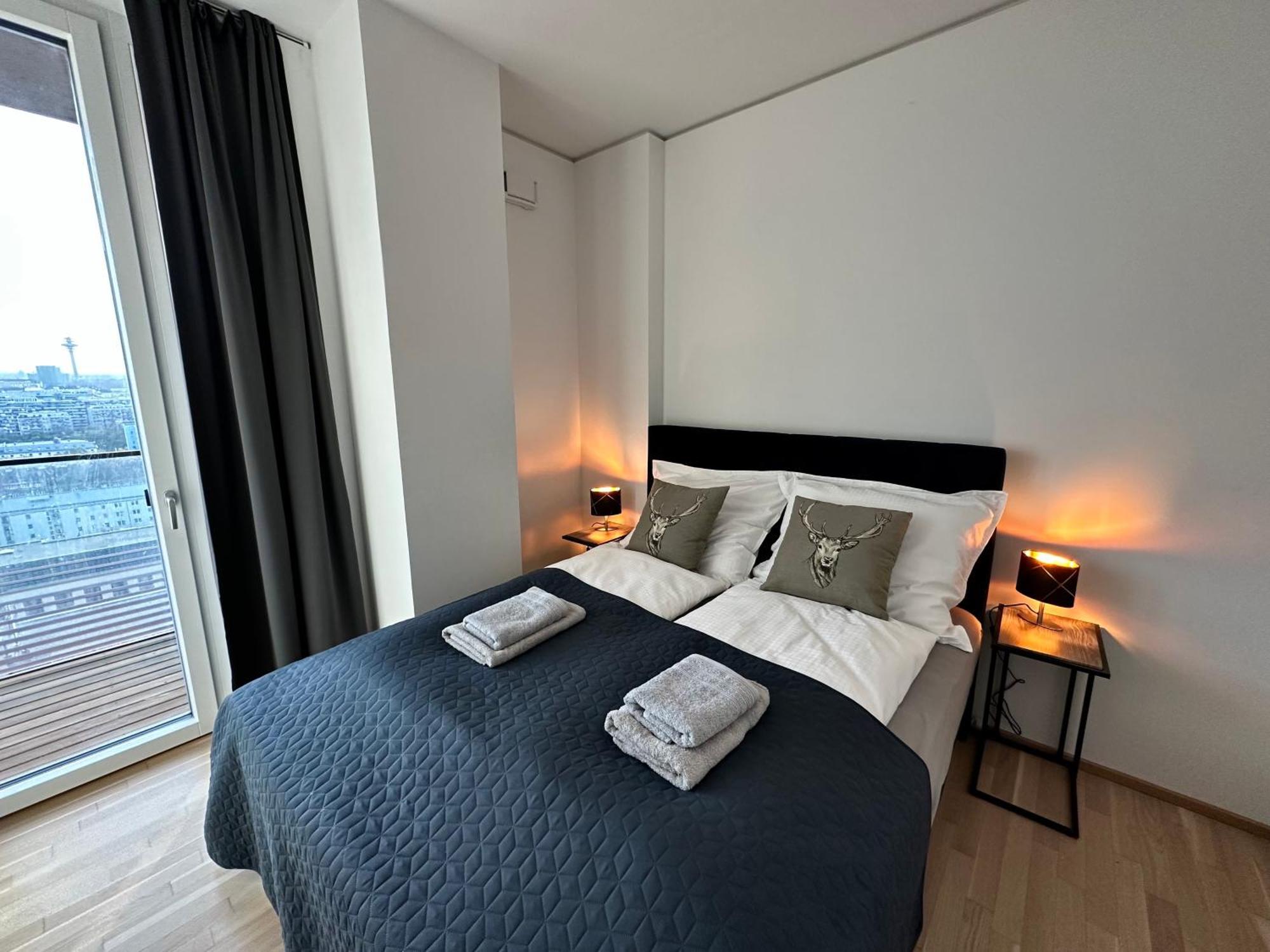 Panorama Sky I Rooftop Pool I Metro Station Apartment Wien