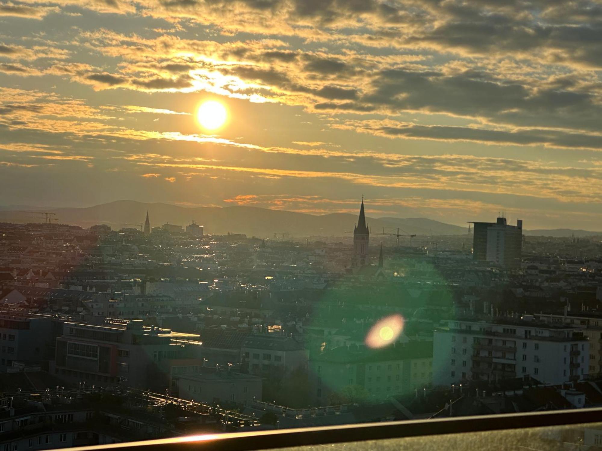 Panorama Sky I Rooftop Pool I Metro Station Apartment Wien